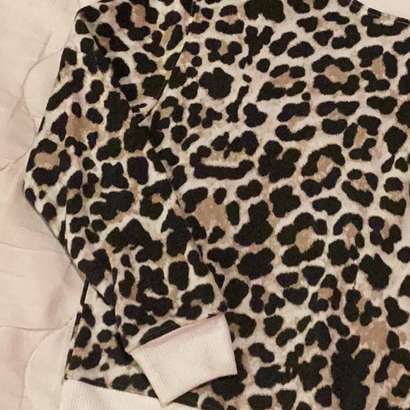 Like new cheetah pullover - Picture 2 of 3